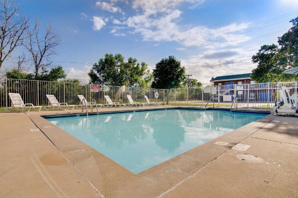 Motel 6-Salina, KS image 10