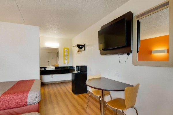 Motel 6-Salina, KS image 24